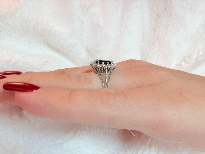 56 Bague cocktail en or blanc avec saphir et diamants 58 Facettes A2091