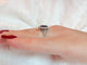 56 Bague cocktail en or blanc avec saphir et diamants 58 Facettes A2091