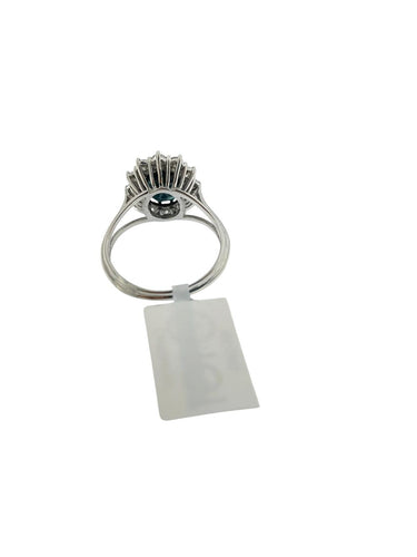 56 Bague cocktail en or blanc avec saphir et diamants 58 Facettes A2091