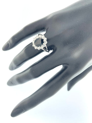 56 Bague cocktail en or blanc avec saphir et diamants 58 Facettes A2091