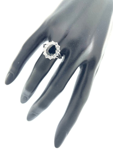 56 Bague cocktail en or blanc avec saphir et diamants 58 Facettes A2091
