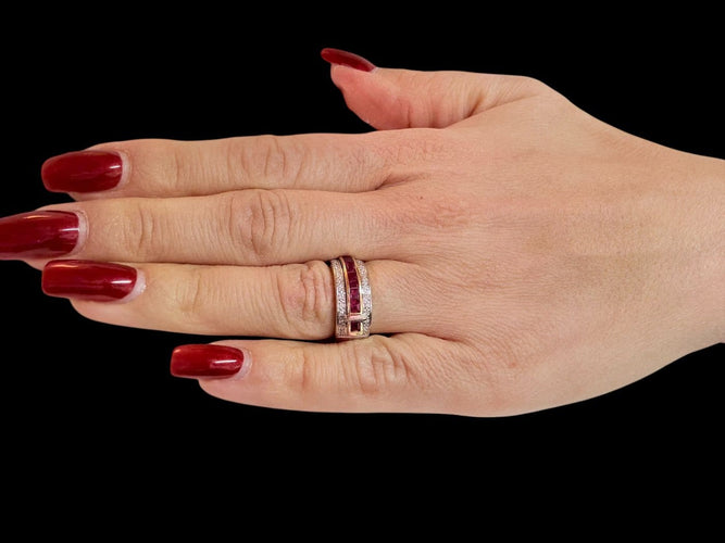 53 Guy Laroche - Bague ceinture en or jaune et blanc, diamants et rubis 58 Facettes A2095