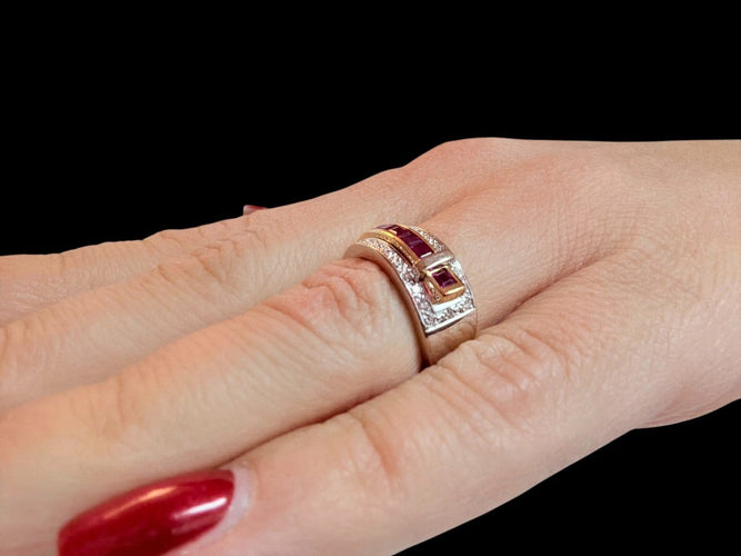 53 Guy Laroche - Bague ceinture en or jaune et blanc, diamants et rubis 58 Facettes A2095