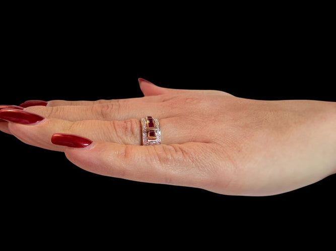 53 Guy Laroche - Bague ceinture en or jaune et blanc, diamants et rubis 58 Facettes A2095
