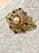 Broche en or jaune avec saphirs, diamants et perle 58 Facettes AB736