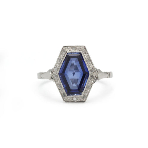 54 Art déco - Bague en or 750, diamants et saphir synthétique 58 Facettes SA051