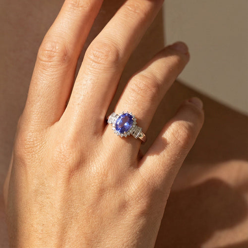 57 Bague entourage en or blanc 18K avec tanzanite et diamants 58 Facettes 3230-3
