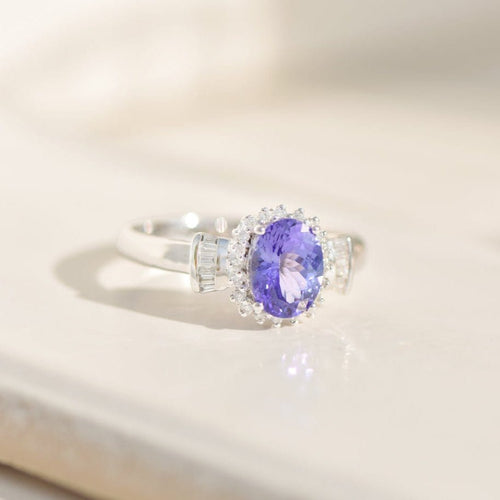 57 Bague entourage en or blanc 18K avec tanzanite et diamants 58 Facettes 3230-3