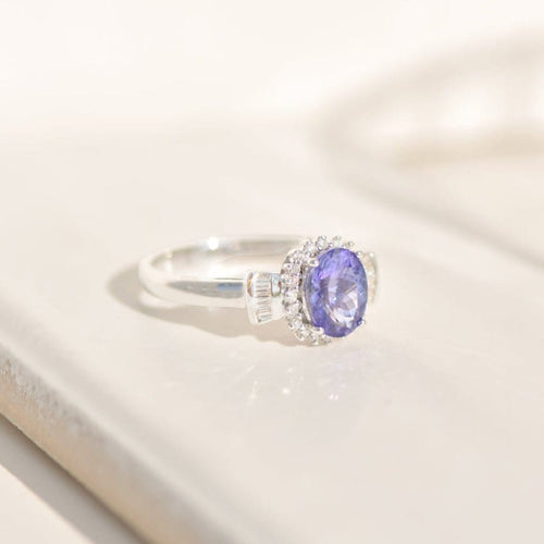 57 Bague entourage en or blanc 18K avec tanzanite et diamants 58 Facettes 3230-3