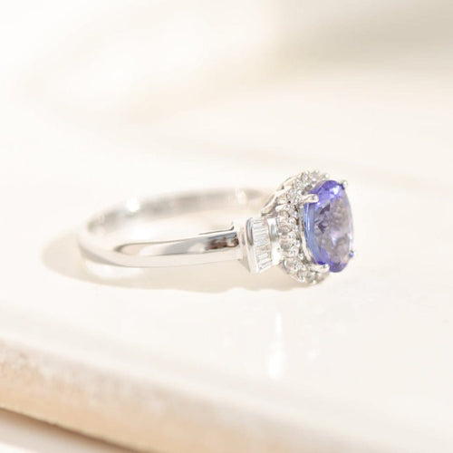 57 Bague entourage en or blanc 18K avec tanzanite et diamants 58 Facettes 3230-3
