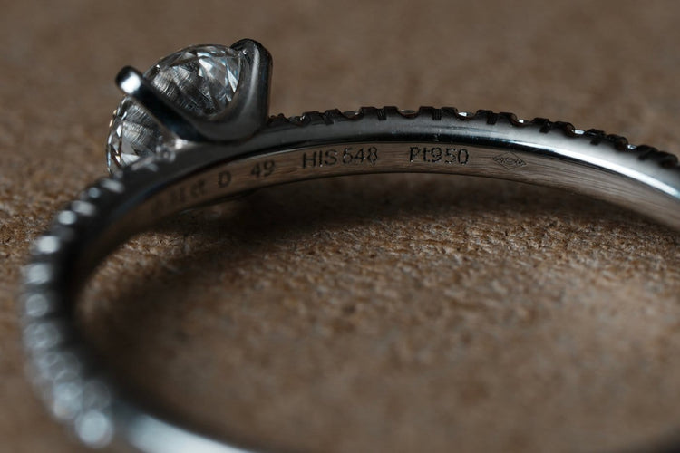 49 Cartier Étincelle - Bague solitaire en platine et diamants 58 Facettes Cartier 0.31