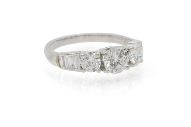 52 Bague en platine et diamants 1,30 ct 58 Facettes 13447
