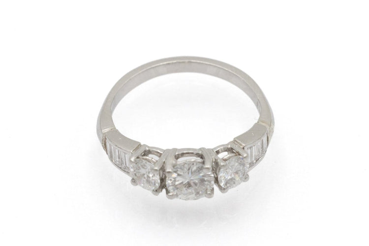 52 Bague en platine et diamants 1,30 ct 58 Facettes 13447