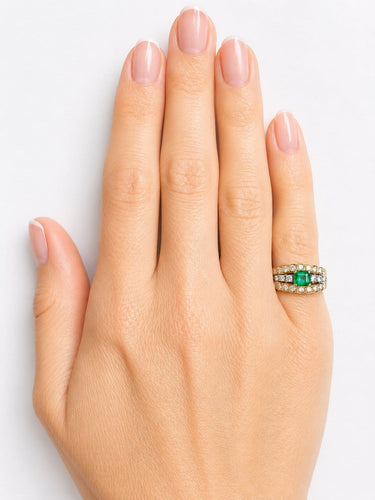 46.5 Bague en or jaune et blanc, émeraude et diamants 58 Facettes Bague 01
