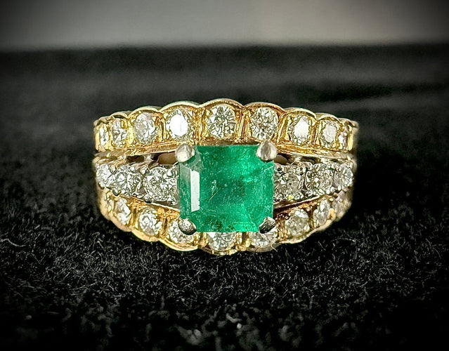 46.5 Bague en or jaune et blanc, émeraude et diamants 58 Facettes Bague 01