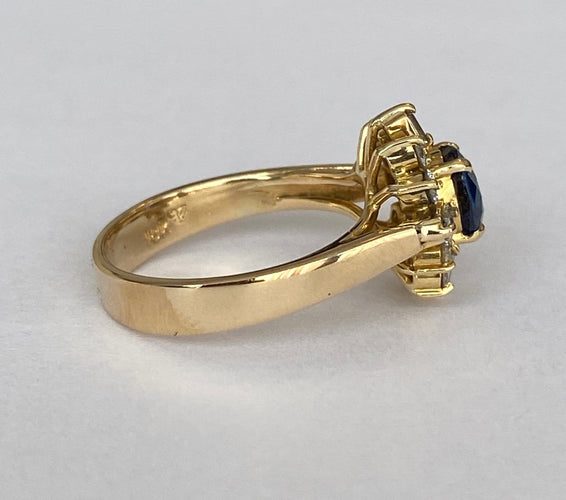 50 Bague en or jaune 18K avec saphir et diamants 58 Facettes ring