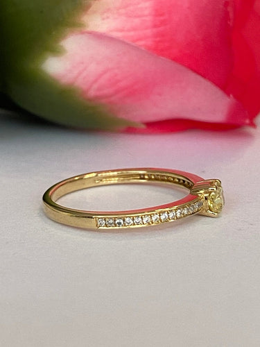 54 Bague solitaire en or jaune 18K, diamant Fancy Intense Yellow et diamants 58 Facettes ring