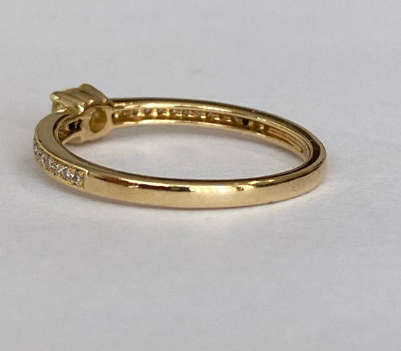 54 Bague solitaire en or jaune 18K, diamant Fancy Intense Yellow et diamants 58 Facettes ring