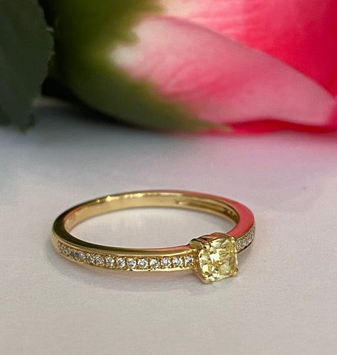 54 Bague solitaire en or jaune 18K, diamant Fancy Intense Yellow et diamants 58 Facettes ring