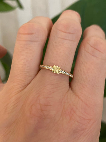54 Bague solitaire en or jaune 18K, diamant Fancy Intense Yellow et diamants 58 Facettes ring