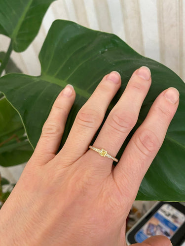 54 Bague solitaire en or jaune 18K, diamant Fancy Intense Yellow et diamants 58 Facettes ring