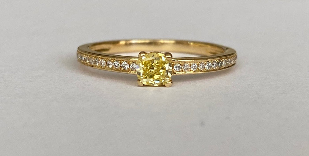 54 Bague solitaire en or jaune 18K, diamant Fancy Intense Yellow et diamants 58 Facettes ring