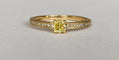 54 Bague solitaire en or jaune 18K, diamant Fancy Intense Yellow et diamants 58 Facettes ring