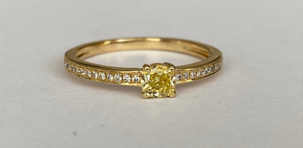 54 Bague solitaire en or jaune 18K, diamant Fancy Intense Yellow et diamants 58 Facettes ring