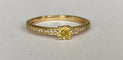 54 Bague solitaire en or jaune 18K, diamant Fancy Intense Yellow et diamants 58 Facettes ring