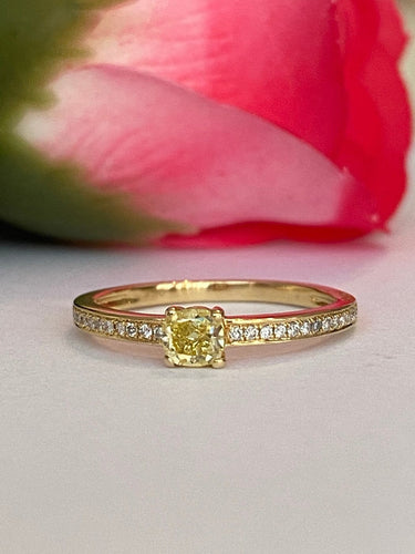 54 Bague solitaire en or jaune 18K, diamant Fancy Intense Yellow et diamants 58 Facettes ring