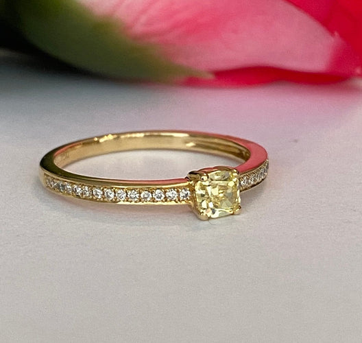54 Bague solitaire en or jaune 18K, diamant Fancy Intense Yellow et diamants 58 Facettes ring
