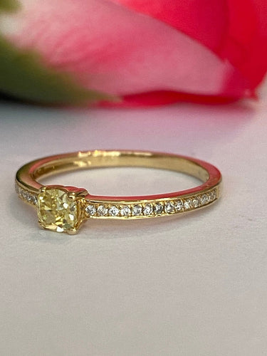 54 Bague solitaire en or jaune 18K, diamant Fancy Intense Yellow et diamants 58 Facettes ring