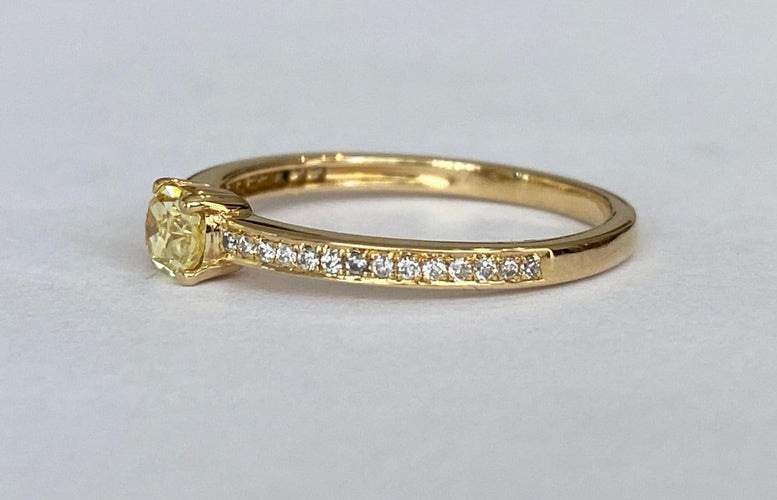 54 Bague solitaire en or jaune 18K, diamant Fancy Intense Yellow et diamants 58 Facettes ring
