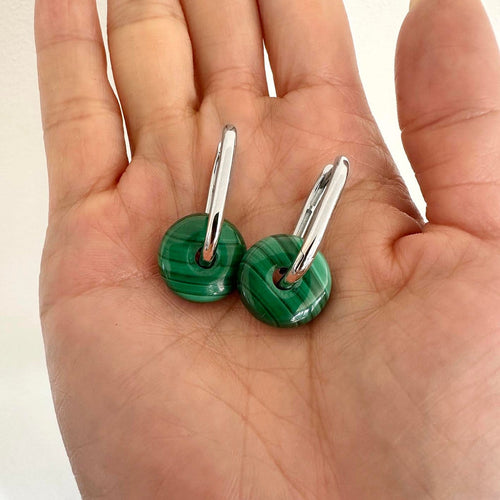 Jullie - Boucles d'oreilles en malachite verte 58 Facettes SER1020WG