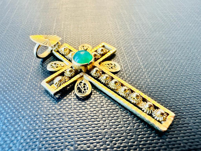 Croix portugaise Art déco - Pendentif en or jaune et émeraude 58 Facettes P1622D