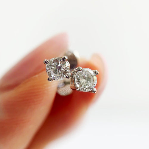 Embrace - Boucles d'oreilles solitaires en or blanc 18K et diamants 58 Facettes Earrings-002