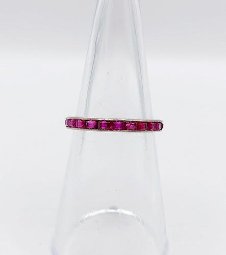 50 Alliance américaine Art déco - Bague éternité en or blanc 18k et rubis 58 Facettes A07600