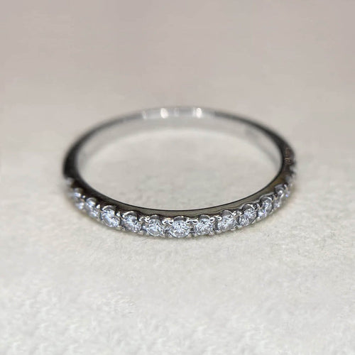 53 Embrace - Bague demi-éternité en or blanc et diamants 58 Facettes GBR1330WG