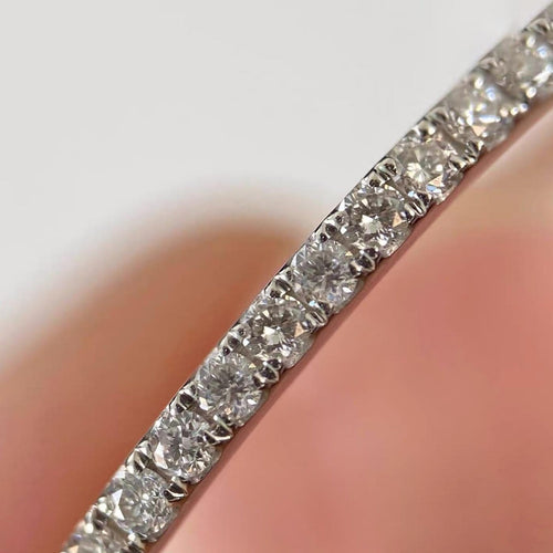 53 Embrace - Bague demi-éternité en or blanc et diamants 58 Facettes GBR1330WG