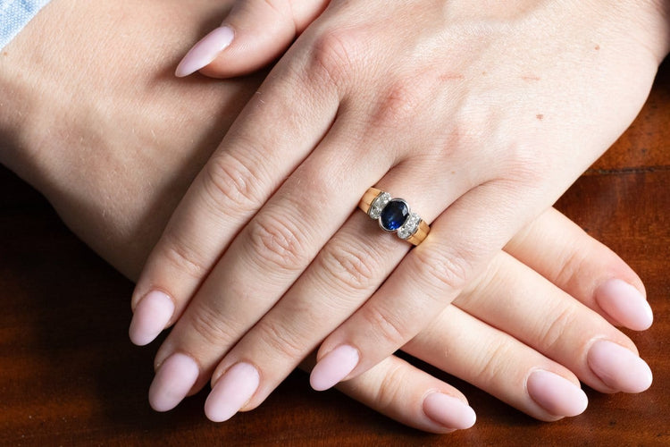 52 Bague vintage en or 14 carats, saphir ovale et diamants 58 Facettes 13499