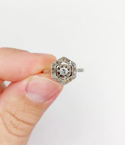 51 Art déco - Bague géométrique en or blanc, platine et diamants 58 Facettes A07610