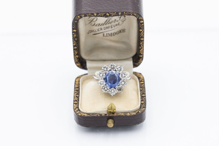 58 Bague en or blanc avec saphir naturel non traité et diamants 58 Facettes 13492