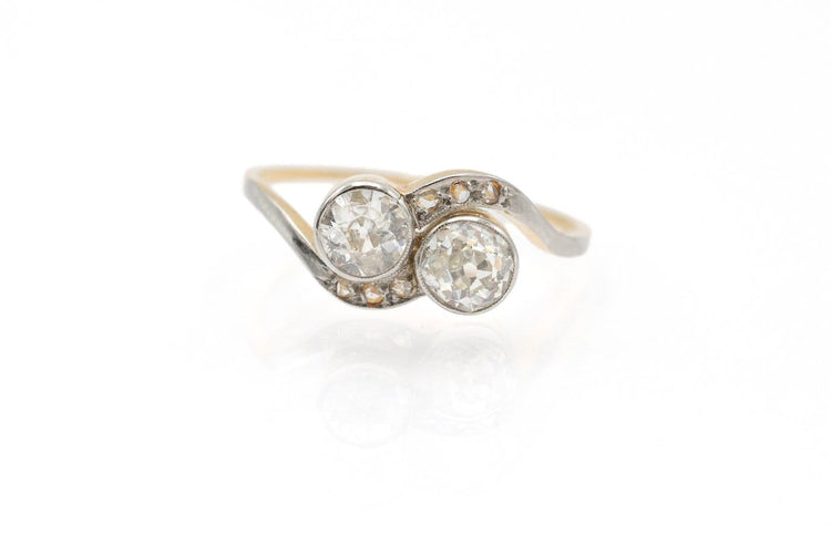 56 Toi et Moi - Bague ancienne en or jaune, platine et diamants 58 Facettes 13501