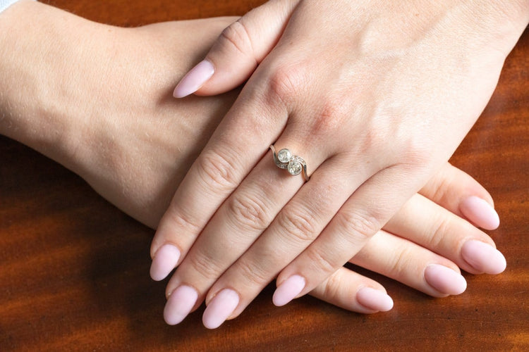56 Toi et Moi - Bague ancienne en or jaune, platine et diamants 58 Facettes 13501