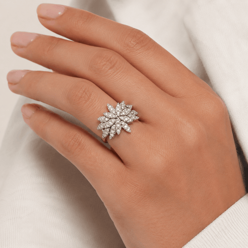 54 Bague florale en or blanc 18 kt et diamants 58 Facettes AN697 '(0769)