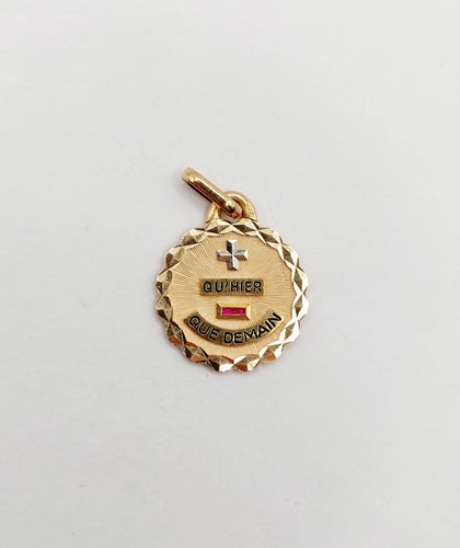 Augis - Pendentif médaille d’amour en or rose 18k et rubis 58 Facettes A07615