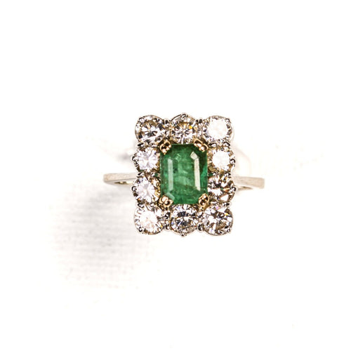 51 Bague entourage en or blanc et platine, émeraude et diamants 58 Facettes LMB-379