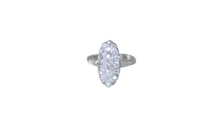 62 Bague marquise ancienne en or blanc et diamants 58 Facettes