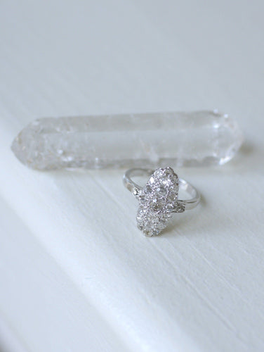 62 Bague marquise ancienne en or blanc et diamants 58 Facettes