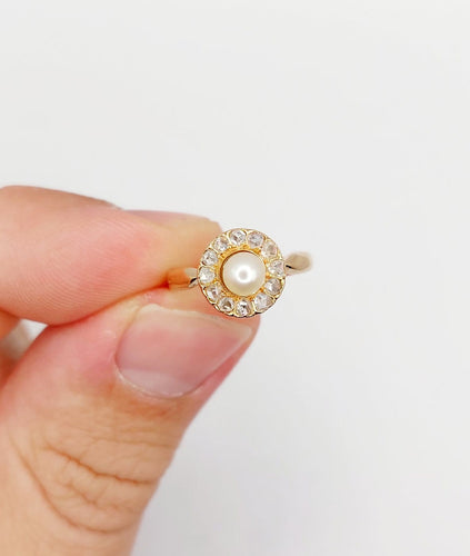 46 Bague marguerite antique en or rose 18K, perle et diamants 58 Facettes A07642
